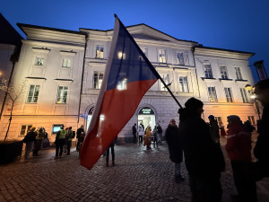 Rozsviťme demokracii v Budějcích. Z radnice zazněla česká hymna
