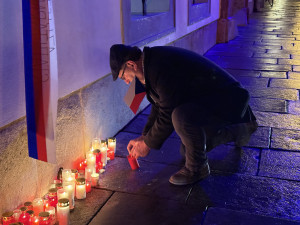 Rozsviťme demokracii v Budějcích. Z radnice zazněla česká hymna