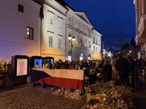 Rozsviťme demokracii v Budějcích. Z radnice zazněla česká hymna