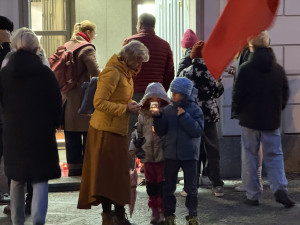 Rozsviťme demokracii v Budějcích. Z radnice zazněla česká hymna