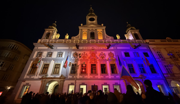 Rozsviťme demokracii v Budějcích. Z radnice zazněla česká hymna