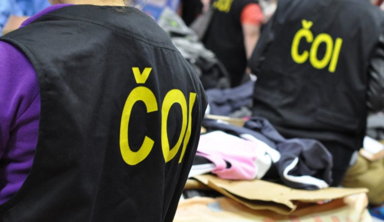 Na nepoučitelné tržnici v Hatích opět udeřila inspekce. Našla padělky za miliony