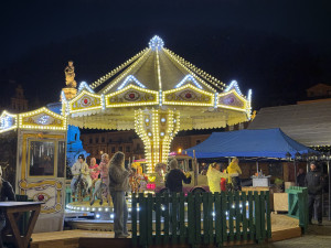 Adventní městečko je otevřené. První den přilákalo stovky návštěvníků