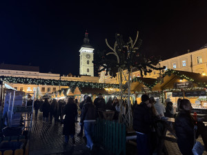 Adventní městečko je otevřené. První den přilákalo stovky návštěvníků