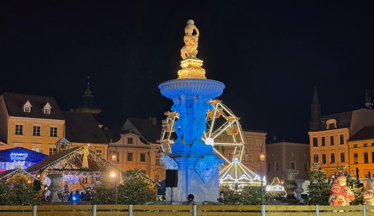 Adventní městečko je otevřené. První den přilákalo stovky návštěvníků