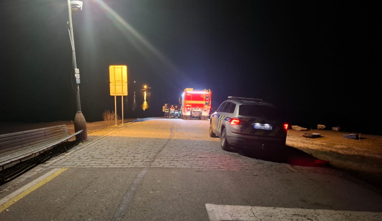 Starší muž sjel s autem do Lipna. Oživit už se ho nepodařilo