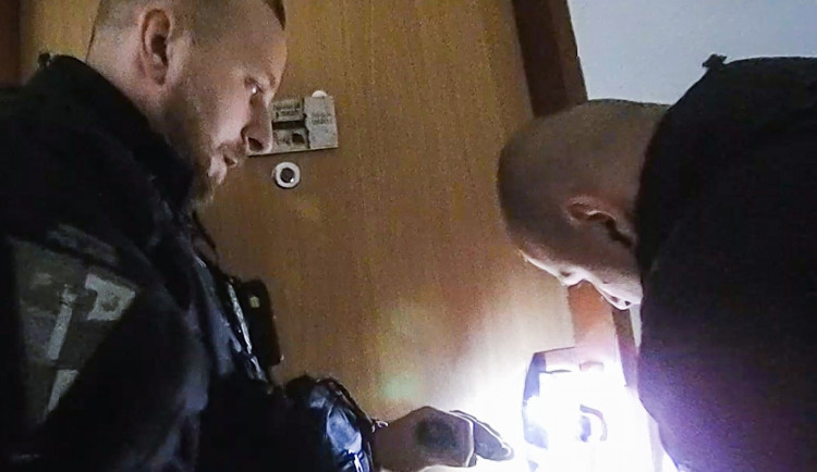 Seniorka s mrtvicí zůstala uvězněná v bytě, její stav se rychle zhoršoval