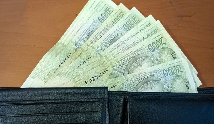 Poctivý cizinec přinesl na policii peněženku naditou dvoutisícovými bankovkami