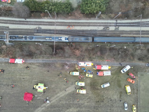 U Zlivi se srazily dva vlaky. Na místě je přes 40 zraněných, dva těžce