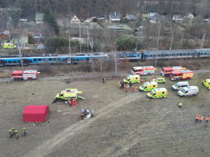 U Zlivi se srazily dva vlaky. Na místě je přes 40 zraněných, dva těžce