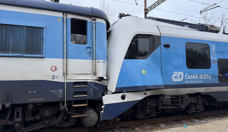 U Zlivi se srazily dva vlaky. Na místě jsou zranění