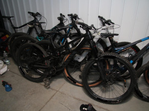 Kriminalisté rozkryli drogový gang. Zadrželi sedm lidí