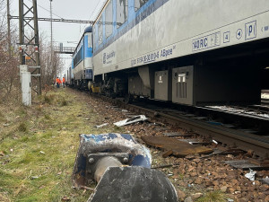 Po srážce vlaků zůstává v nemocnicích devět pacientů