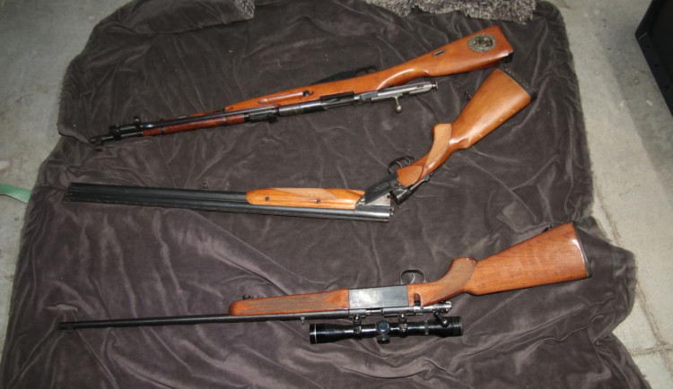 Kriminalisté rozkryli drogový gang. Zadrželi sedm lidí