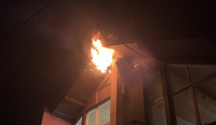 VIDEO: V Kopřivnici hořela rekreační chata, zásah komplikovala namrzlá silnice