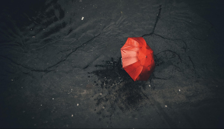 Muž závislý na drogách rval školákovi deštník z ruky, z přihlížejících chlapci nikdo nepomohl