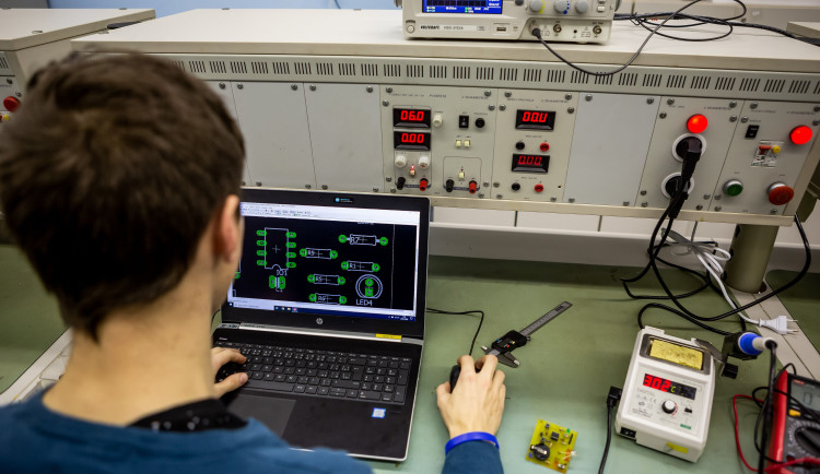 Střední škola spojů a informatiky v Táboře pokrývá hlavní sektory současnosti