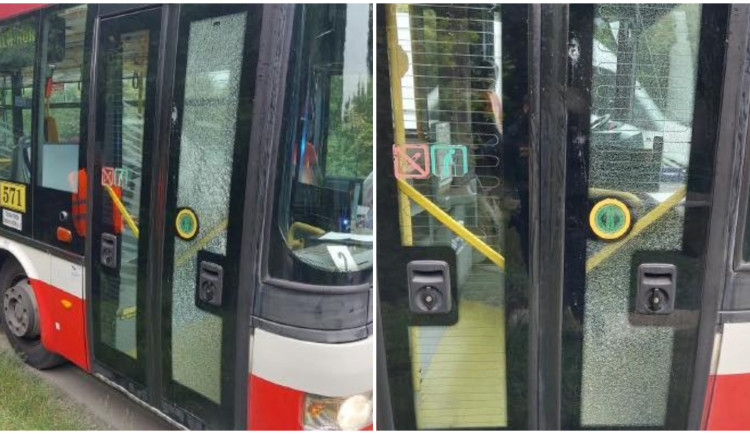 Muž ztratil nervy a na autobus hodil lahev od piva, hrozí mu vězení