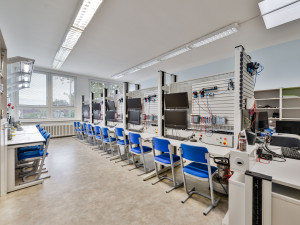Střední škola spojů a informatiky v Táboře pokrývá hlavní sektory současnosti