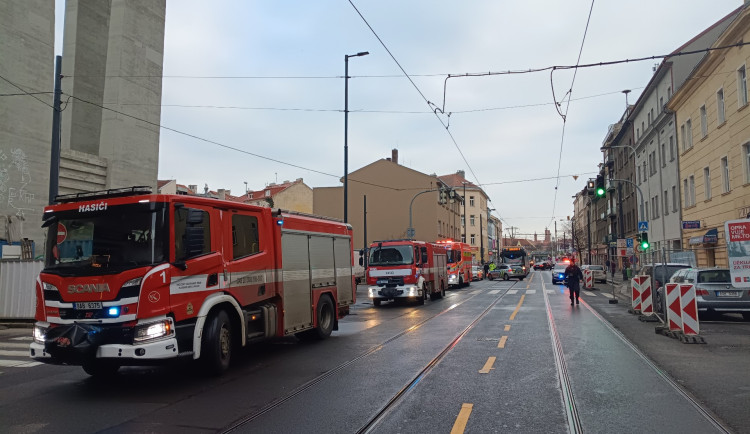 VIDEO: V Nuslích unikl plyn, hasiči kvůli riziku výbuchu evakuovali domy