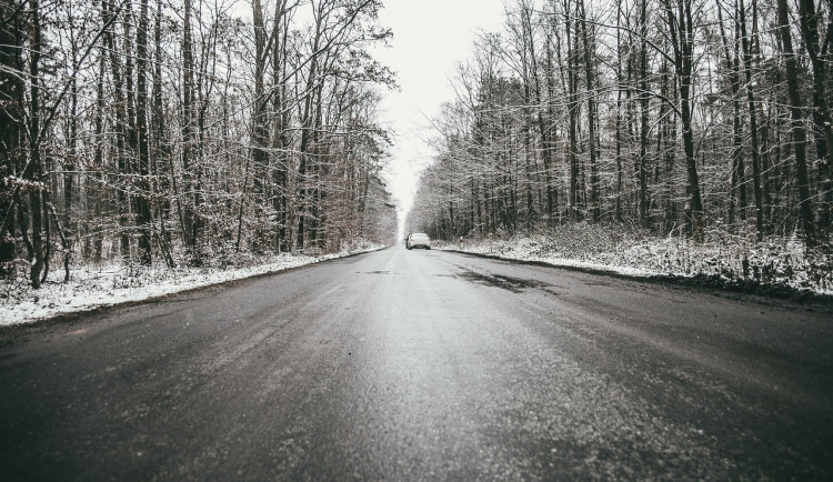 Silnice mohou namrzat, varovali meteorologové