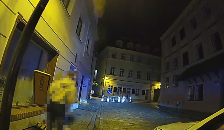 Z večírku chtěl odejít s dopravní značkou. Nyní mu hrozí pokuta až 50 tisíc