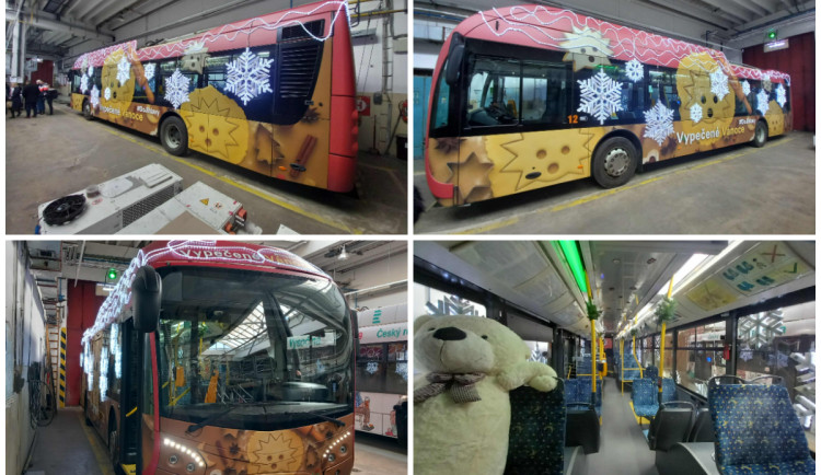 VIDEO: Vánoční trolejbus v celé své kráse. Už v neděli bude vozit cestující zdarma