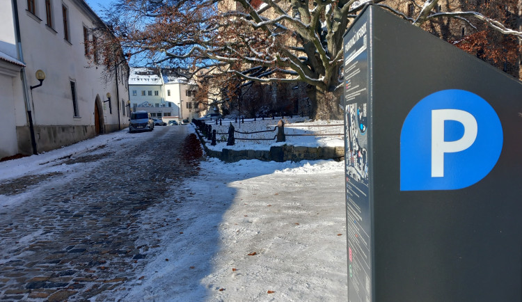 Parkování v Jihlavě XXII: Jakubské náměstí je dle radnice s modrými zónami uklizené