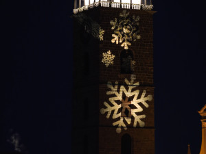 Vánoční strom na náměstí je rozsvícený.