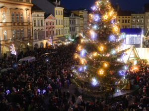 Vánoční strom na náměstí je rozsvícený.