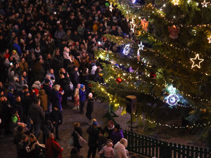 Vánoční strom na náměstí je rozsvícený.