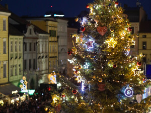 Vánoční strom na náměstí je rozsvícený.