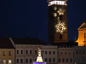 Vánoční strom na náměstí je rozsvícený.