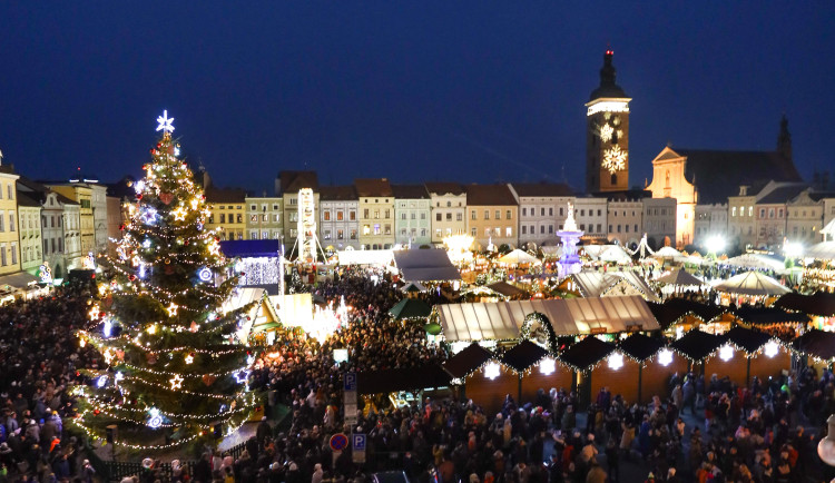 Vánoční strom na náměstí je rozsvícený.