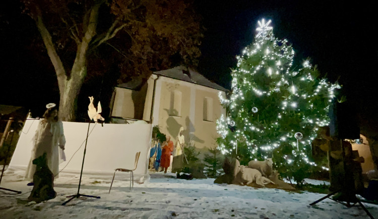 VIDEO: Také v Dolní Cerekvi zahájili advent. Stromek u kostela rozsvítil anděl