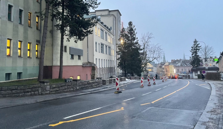 Stavba nové zastávky MHD u nemocnice má zpoždění, město bude vymáhat pokutu