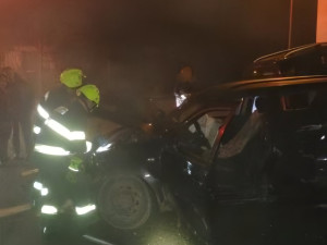 Neděle ve znamení nehod. Hasiči řešili srážky aut