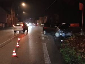 Neděle ve znamení nehod. Hasiči řešili srážky aut