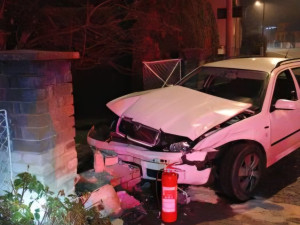 Neděle ve znamení nehod. Hasiči řešili srážky aut