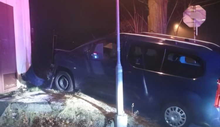 Neděle ve znamení nehod. Hasiči řešili srážky aut