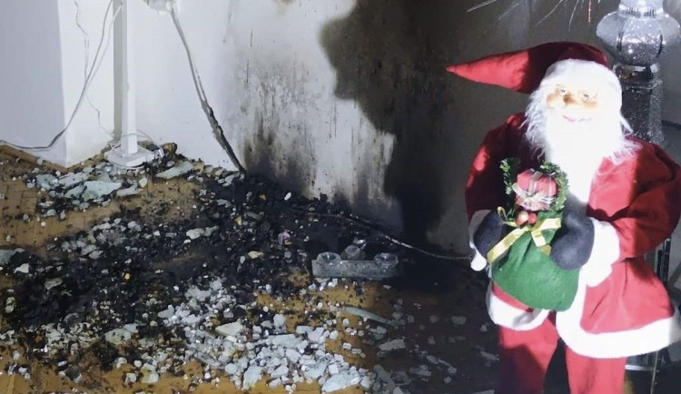 První adventní požár vzplanul letos na jihu Čech. Oheň se rozšířil od svíčky