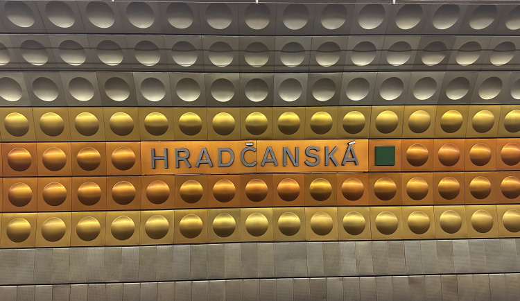 Ve stanici metra Hradčanská spadla do kolejiště žena, doprava na lince A je omezena