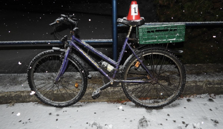 Nebezpečná jízda 73letého cizince v Habarticích. Na kole jel pod vlivem a s pistolí