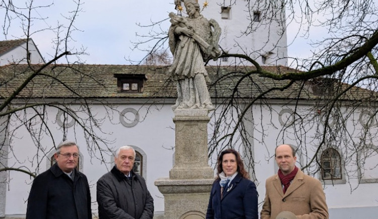 Muž chodil kolem sochy dvacet let, oblíbil si jí a nyní ji nechal zrekonstruovat