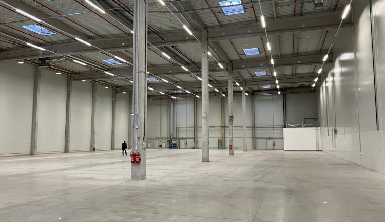 U brněnského letiště vyrostla nová hala, pomůže rychleji zásobovat Dukovany