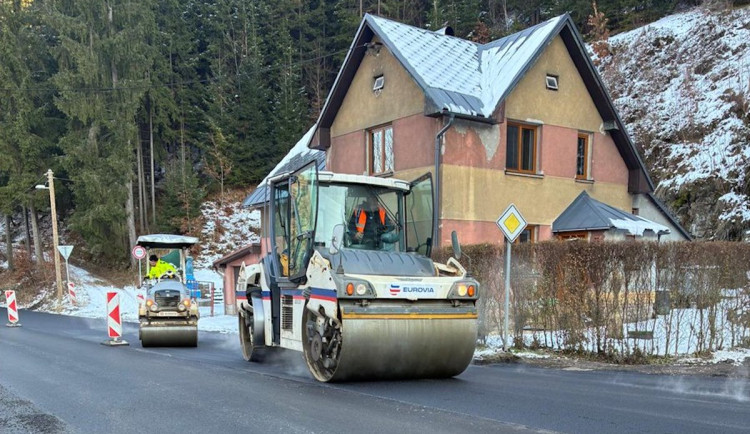 První část rekonstrukce silnice kolem Jizery je u konce, stavba začne zase na jaře
