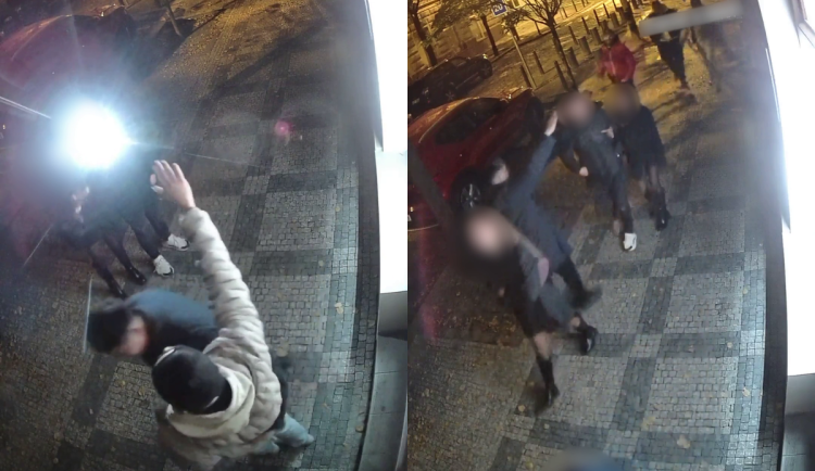 Muži hajlovali před židovským obchodem v Praze. Hrozí jim tři roky vězení