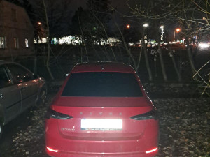 Týdenní řádění skončilo. Zatčený recidivista měl v autě mačetu, pistoli i sáčky s drogami