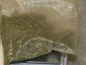 Týdenní řádění skončilo. Zatčený recidivista měl v autě mačetu, pistoli i sáčky s drogami