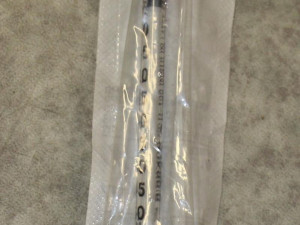 Týdenní řádění skončilo. Zatčený recidivista měl v autě mačetu, pistoli i sáčky s drogami